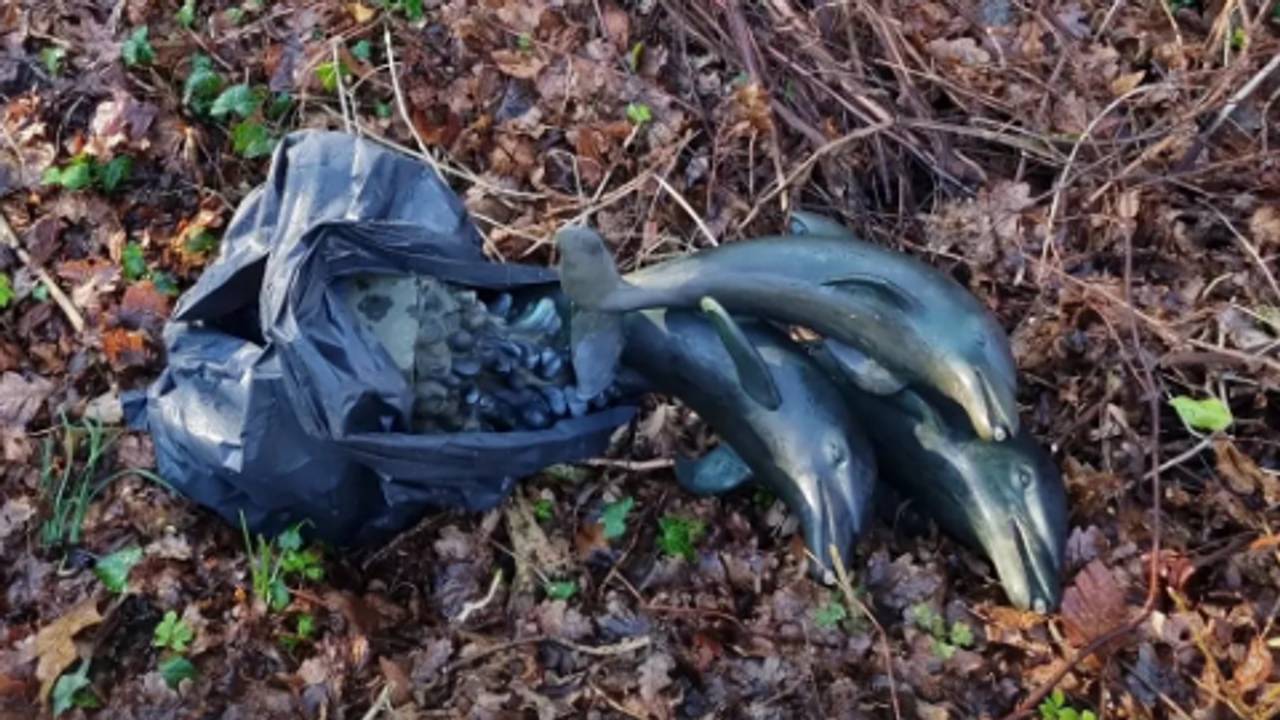 Standbeeld van dolfijnen gevonden in bossen (foto: politie).