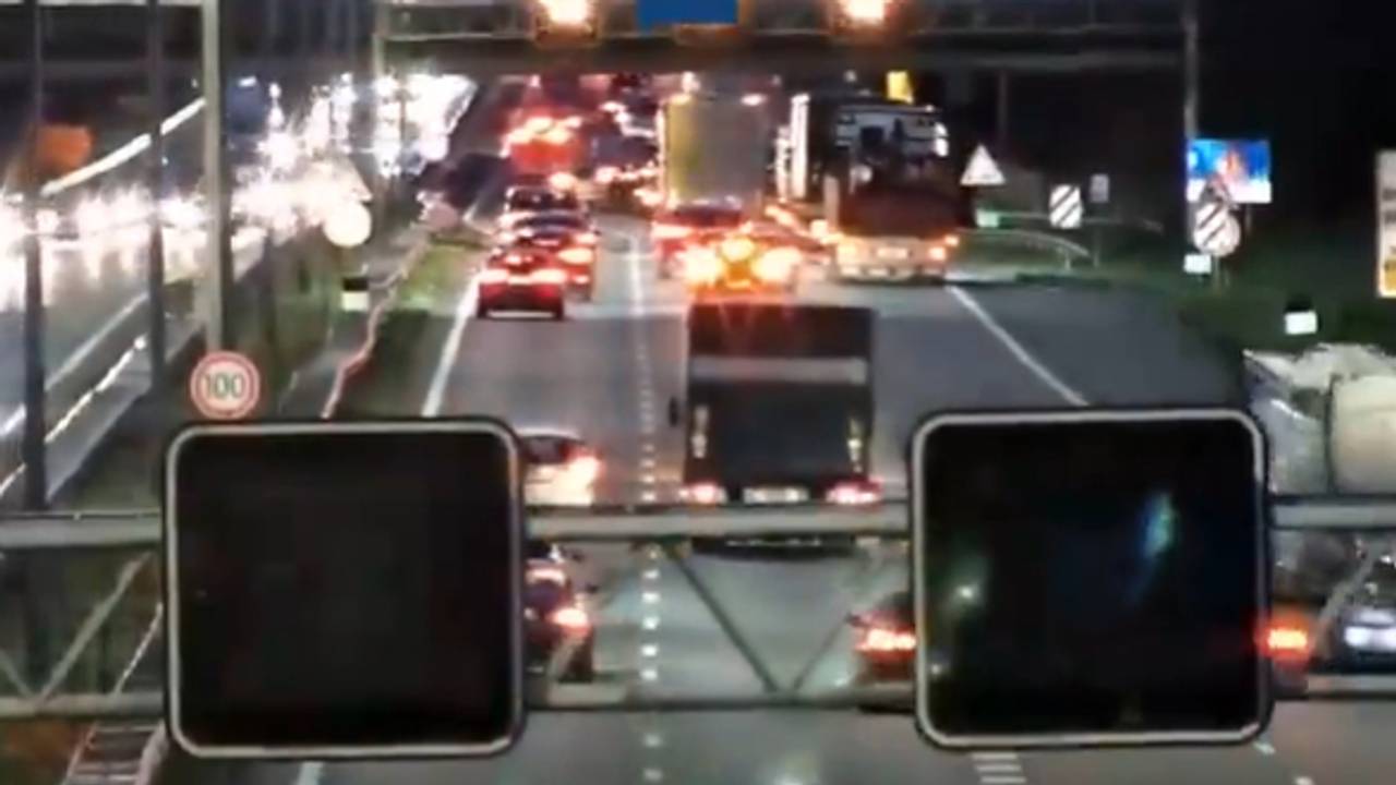 Ongeluk op de A2 bij Leende, weg richting het zuiden is dicht (foto: Rijkswaterstaat Verkeersinformatie).