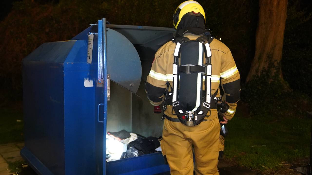 Opnieuw brandjes in kledingcontainer Vlijmen (foto: Bart Meesters / Persbureau Heitink).