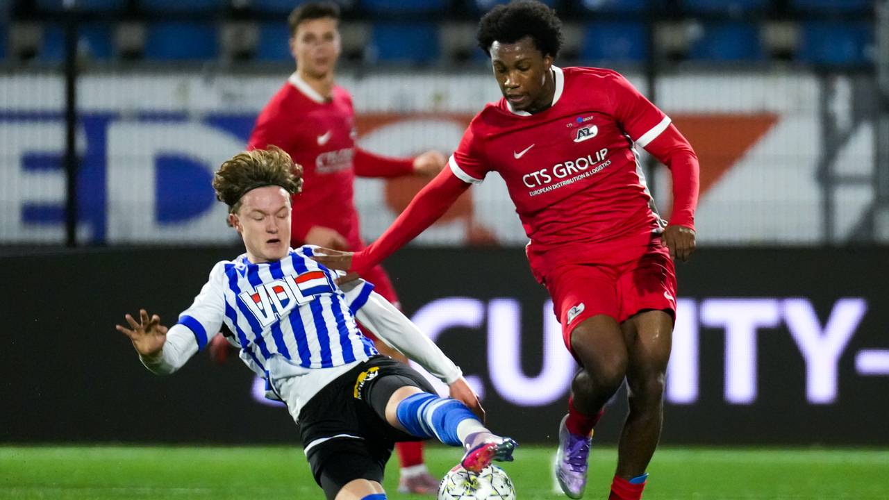 FC Eindhoven-middenvelder Thijs Muller verovert de bal (foto: Joris Verwijst/Orange Pictures).