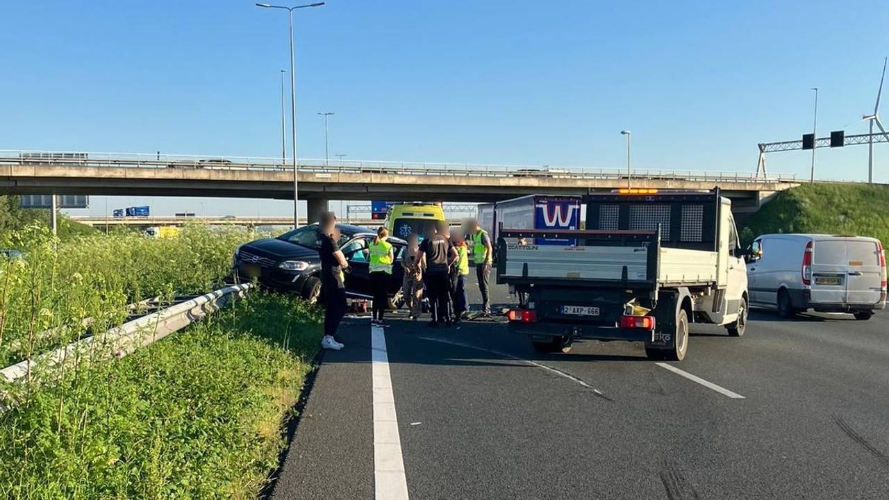Vanwege het ongeluk op de A16 werden twee rijstroken afgesloten (foto: X/Rijkswaterstaat).