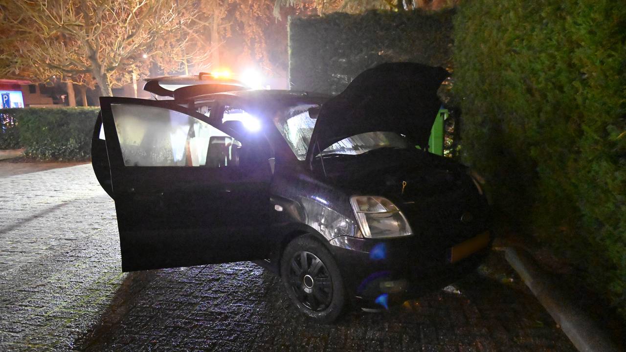 De auto stond schuin op de parkeerplaats voor de apotheek in Prinsenbeek (foto: Perry Roovers/SQ Vision).