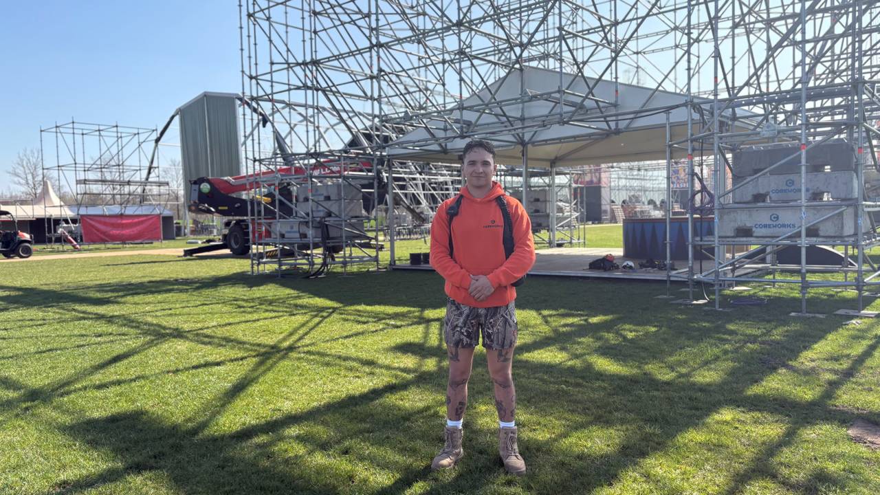 Iroquoi en zijn team zijn zes weken lang bezig met de grootse opbouw van Paaspop (foto: Omroep Brabant).