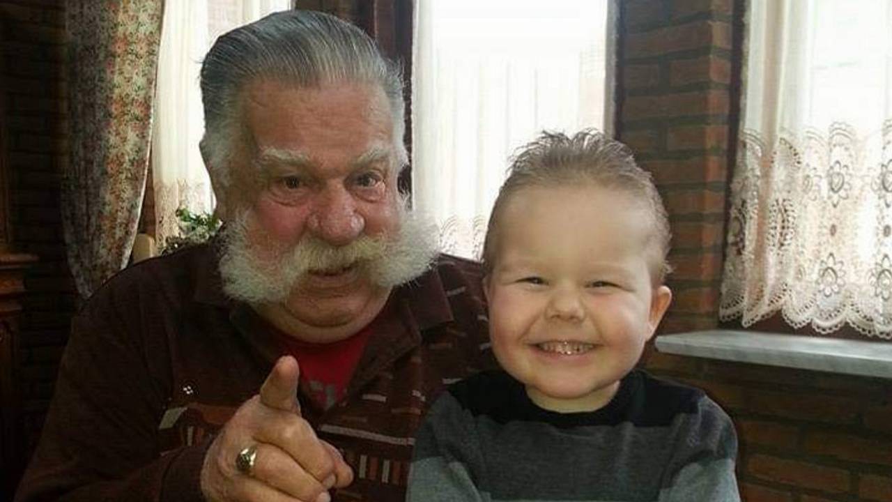 Achterkleinkind Jonairo met zijn opa (foto: Kevin Rovers).