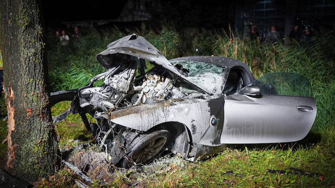 Auto vliegt in brand bij botsing tegen boom, twee zwaargewonden.