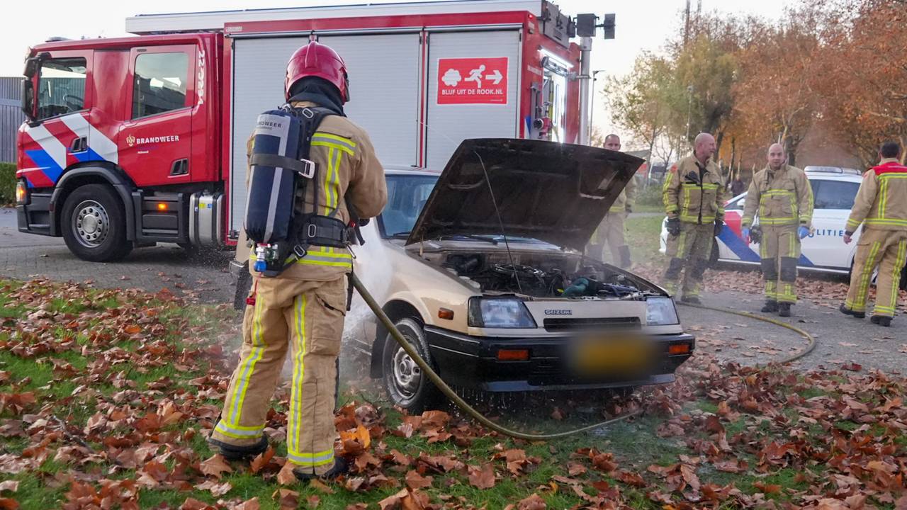 Autobrand voorkomen door oplettende man (foto: Harrie Grijseels / Persbureau Heitink).