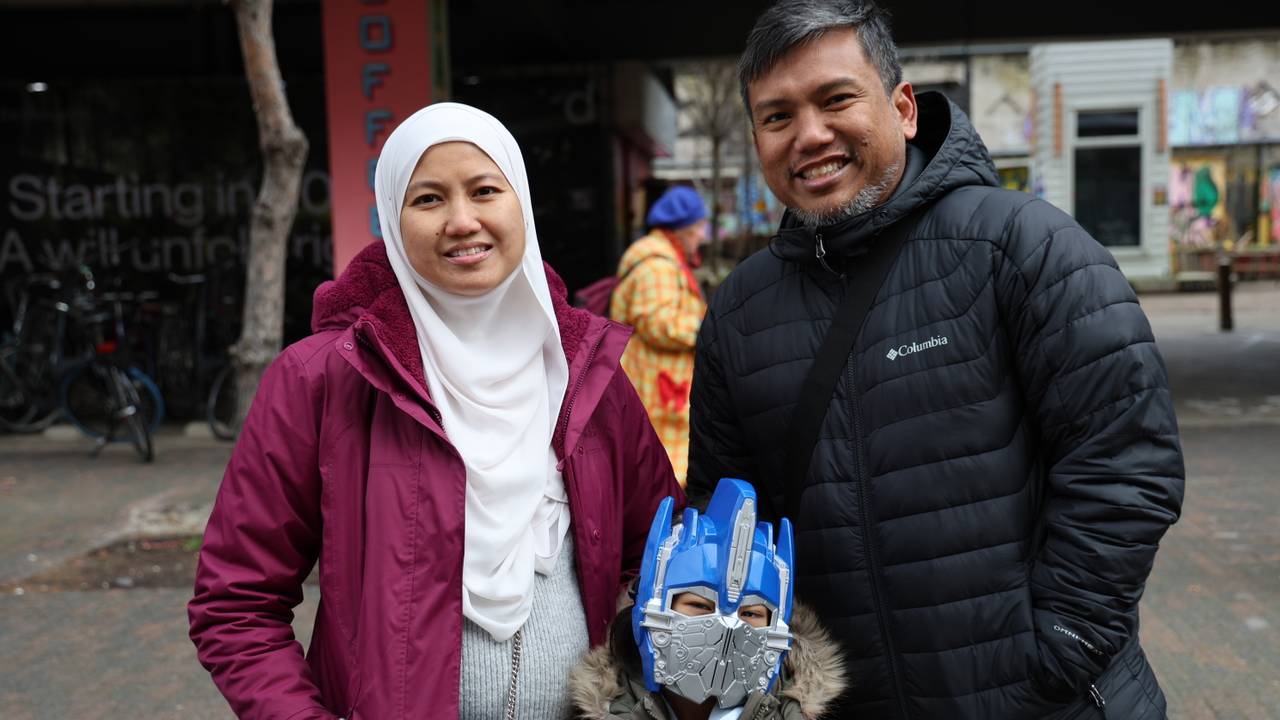 Hafiz geniet met zijn vrouw Hajar en dochter Hana van de Lampegatse optocht (foto: Lobke Kapteijns).