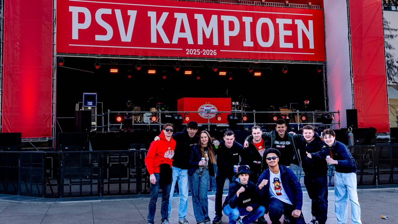 De eerste fans op het Stadhuisplein (foto: Marcel van Dorst/Eye4Images).