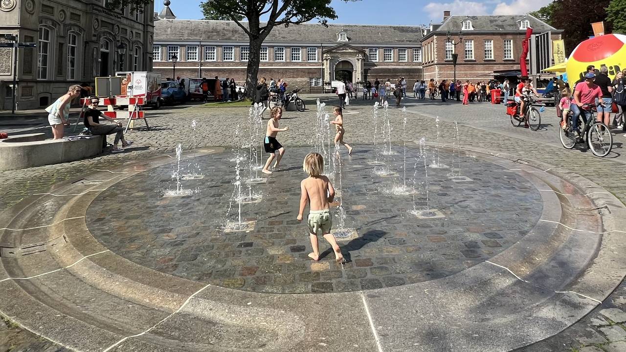 Rondjes rennen door de fontein (foto: H. Voermans)