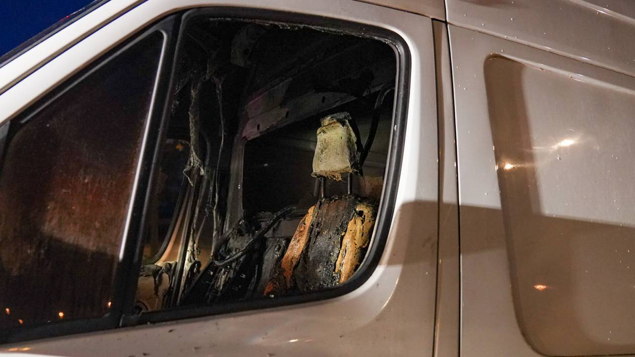 De autobrand aan de Rembrandtlaan in Helmond werd rond kwart over vier 's nachts ontdekt (foto: Harrie Grijseels/SQ Vision).