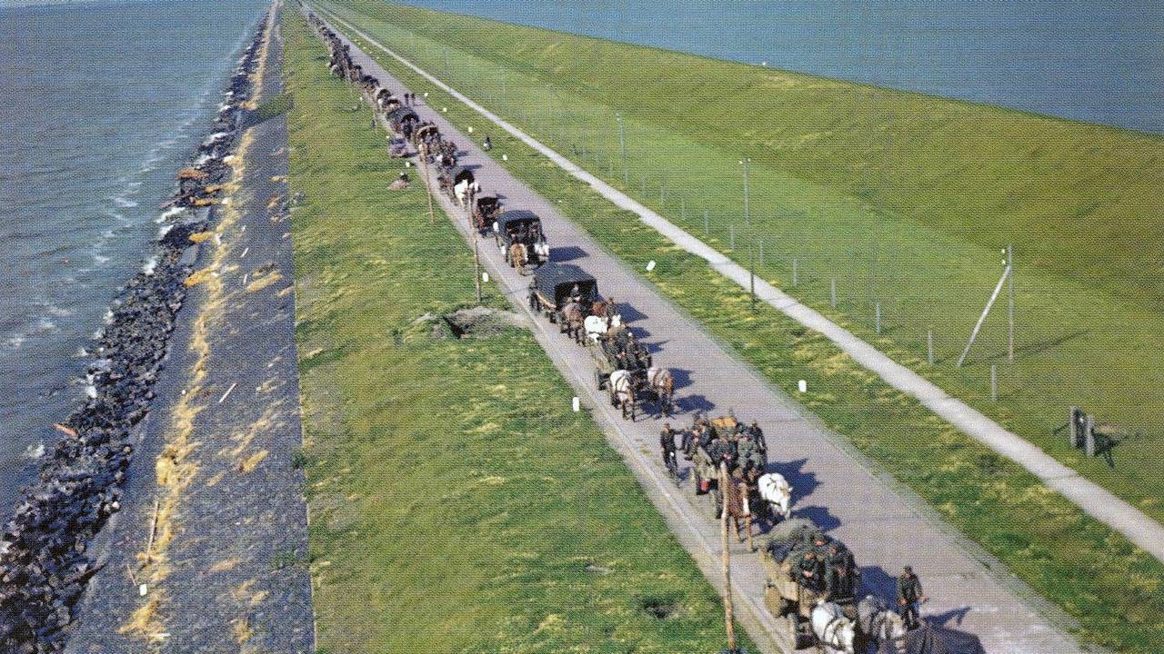 Terugtrekkende Duitse troepen over de Afsluitdijk mei/juni 1945 (foto: collectie Johan van Doorn).