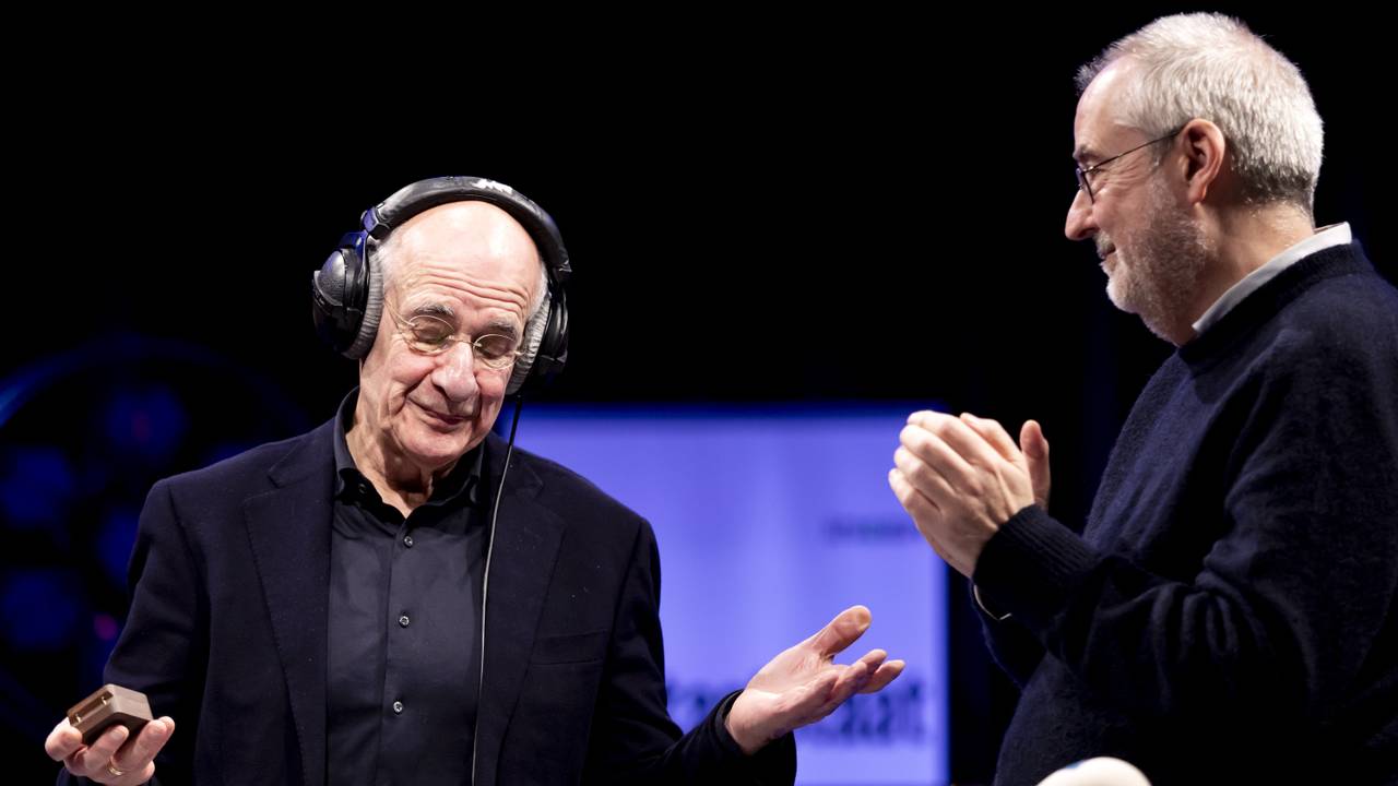 Frits Spits (l) neemt afscheid van De Taalstaat (foto: ANP).