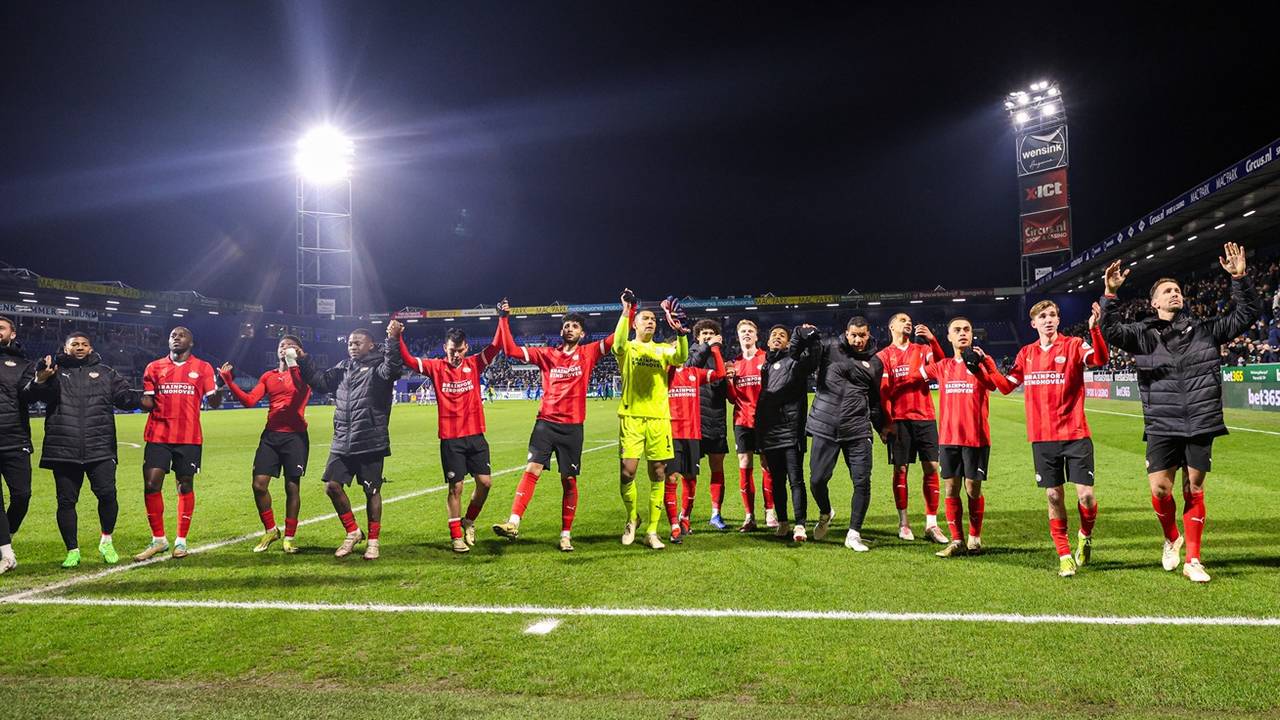 PSV viert de overwinning in Zwolle (foto: OrangePictures).