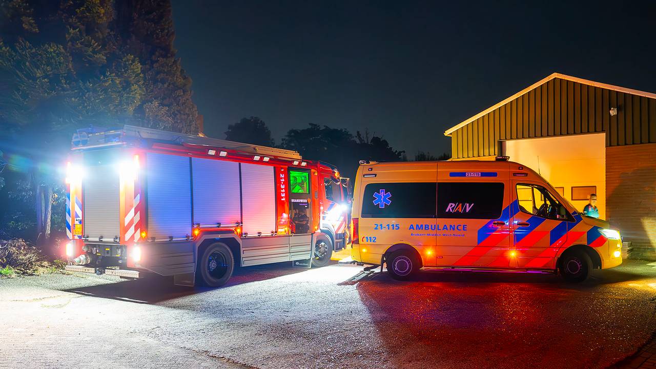 Na de melding van een brand in huis kwamen brandweer, meerdere politie-eenheden en een ambulance kwamen met spoed naar de Amsteleindstraat in Oss (foto: Gabor Heeres/SQ Vision).