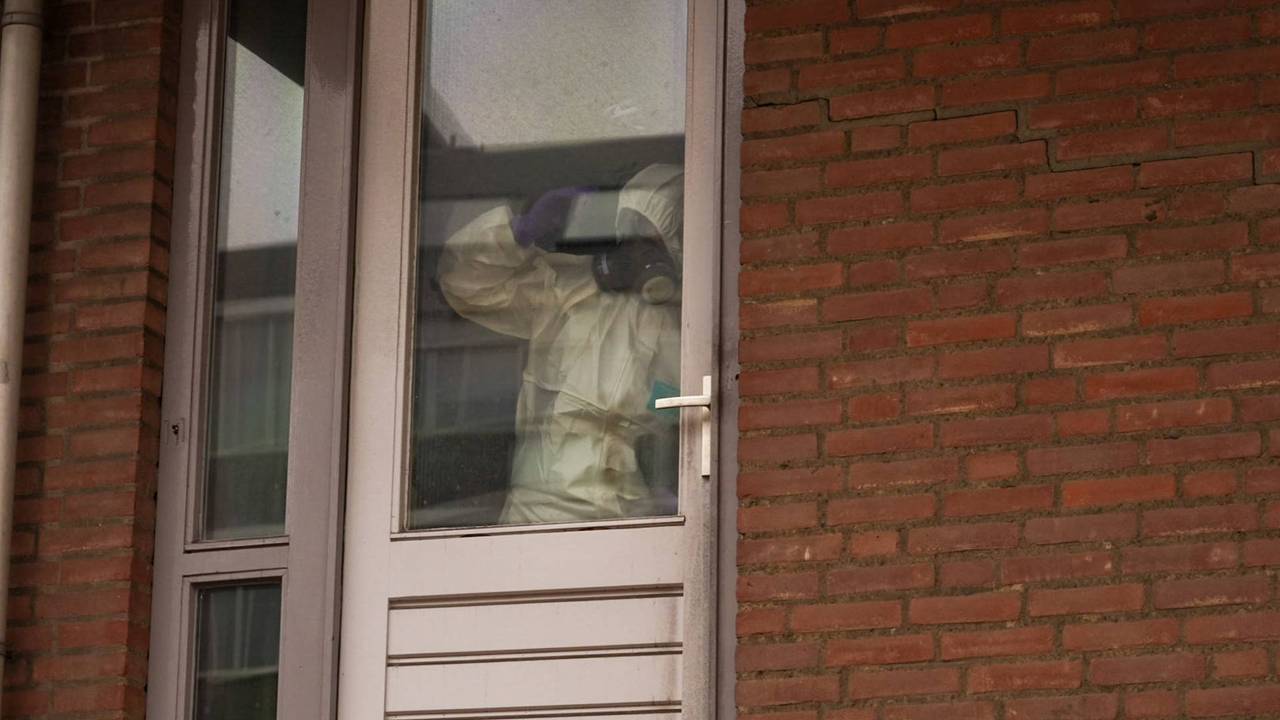 Onderzoek in het appartement waar de persoon werd gevonden (foto: Harrie Grijseels/Persburau Heitink).