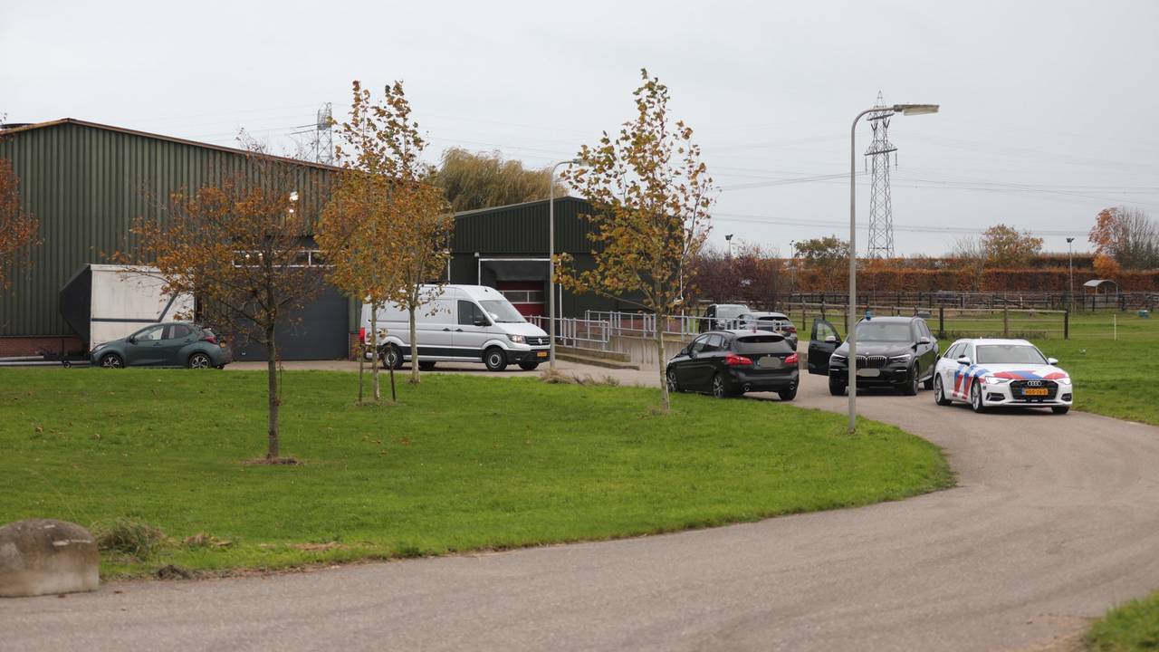 De politie bezig met een inval in Standdaarbuiten (foto: Christian Traets/Persbureau Heitink).