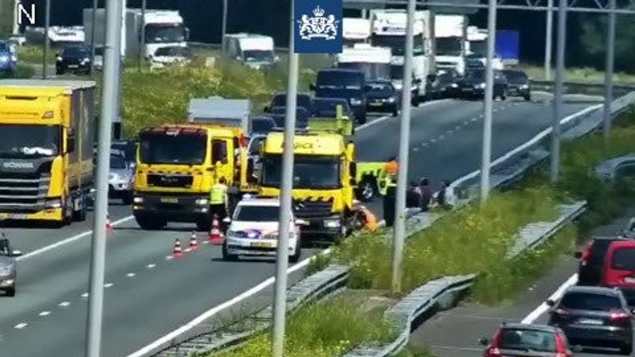 112-nieuws: file door ongeluk op A2 • bestelbusje botst op wegwijzerpaal.