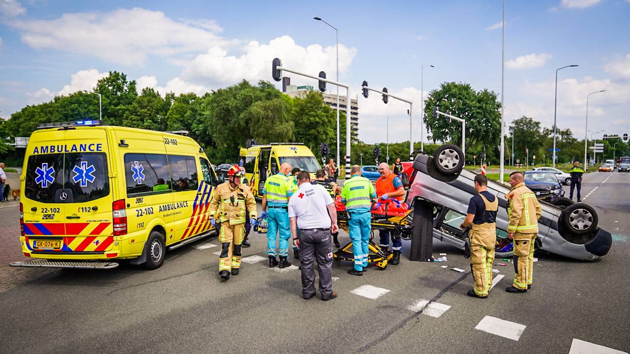 Bij de botsing raakte iemand gewond (foto: Sem van Rijssel/ SQ Vision).