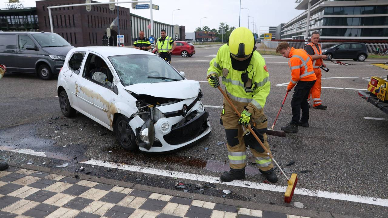 Botsing op kruising in Veghel (foto: Addy Smits/Persbureau Heitink).
