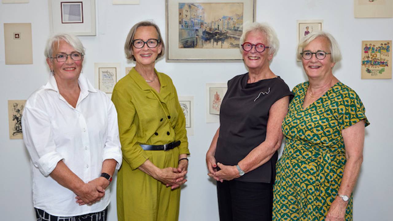 De zussen Willemse. Lotje staat helemaal rechts op de foto (foto: familie Willemse). 