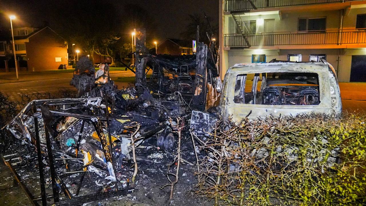 De camper in Eindhoven ging volledig in vlammen op (foto: Dave Hendriks/SQ Vision).