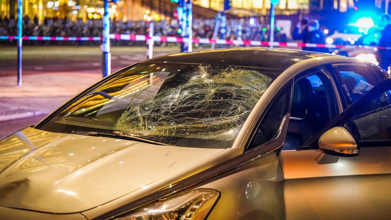 Vier voetgangers tijdens oversteken aangereden door auto.