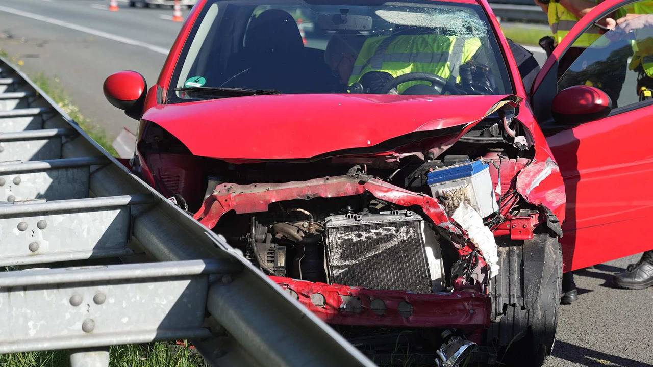 De auto crashte tegen de vangrail van de A2 bij Leende (foto: WdG/SQ Vision).
