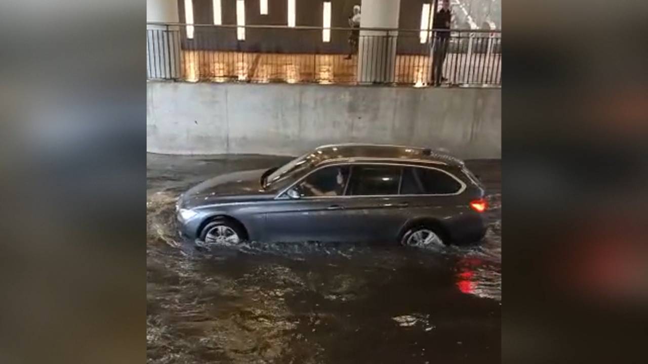Deze vrouw reed zich vast in de tunnel.