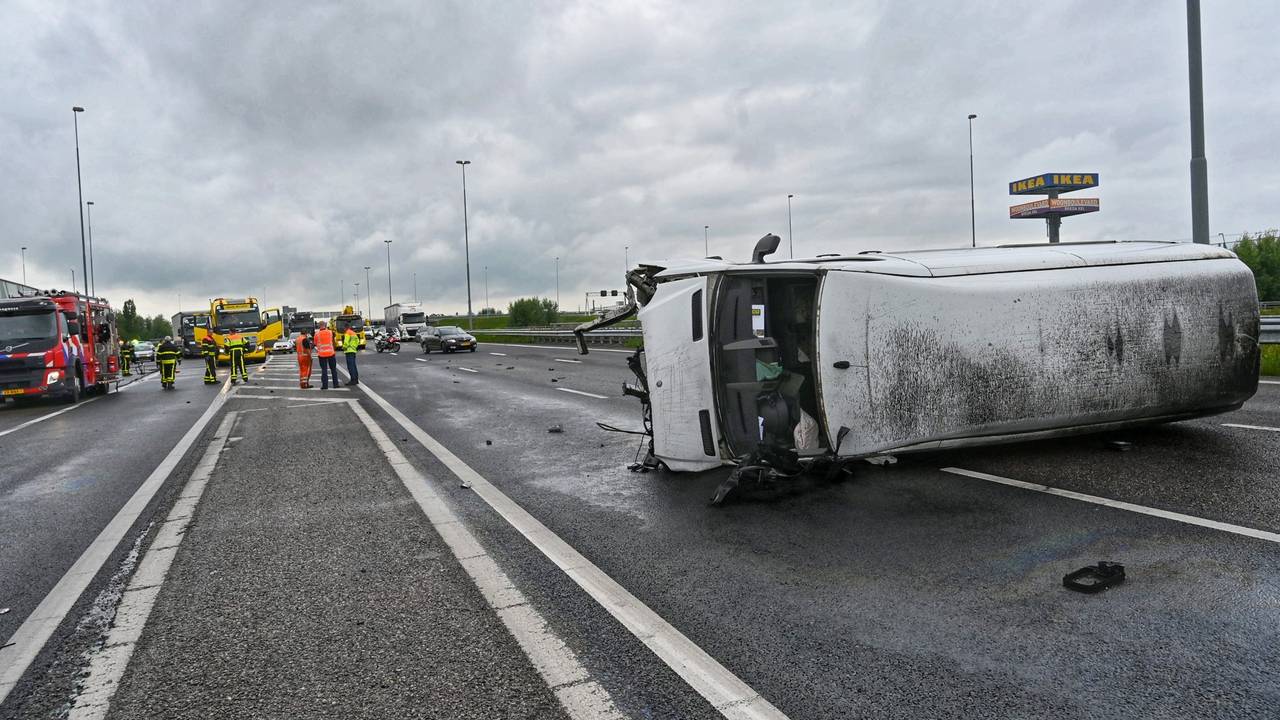 De bestelbus ligt op zijn kant (foto: Tom van der Put/SQ Vision)