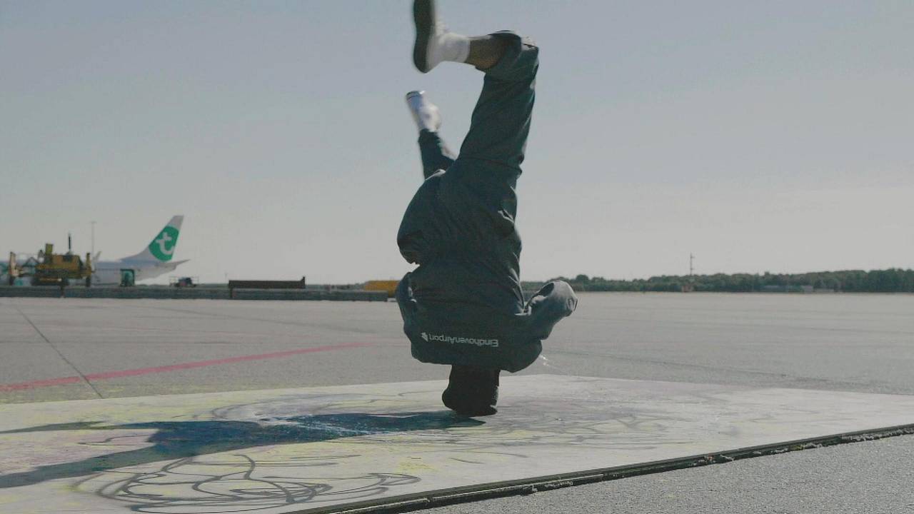 Een breakdancer op de landingsbaan.