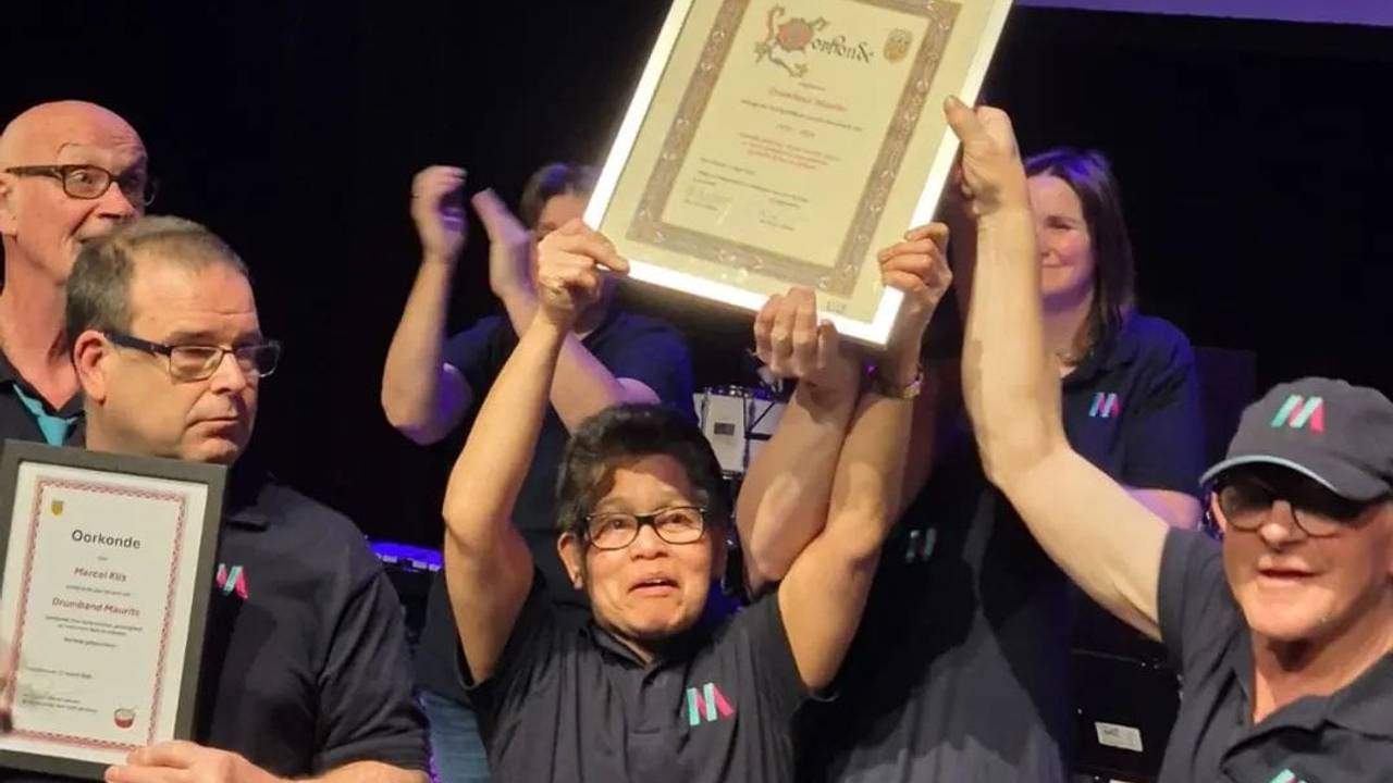 Er werden medailles en oorkondes aan de muzikanten uitgereikt (foto: Drumband Maurits).