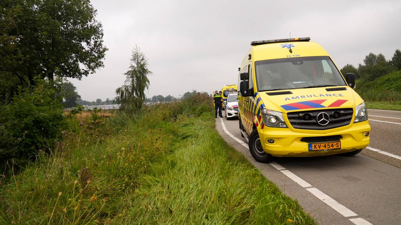 In de auto zaten twee mannen, zij raakten bij het ongeluk in Aarle-Rixtel niet gewond (foto: Harrie Grijseels/SQ Vision).