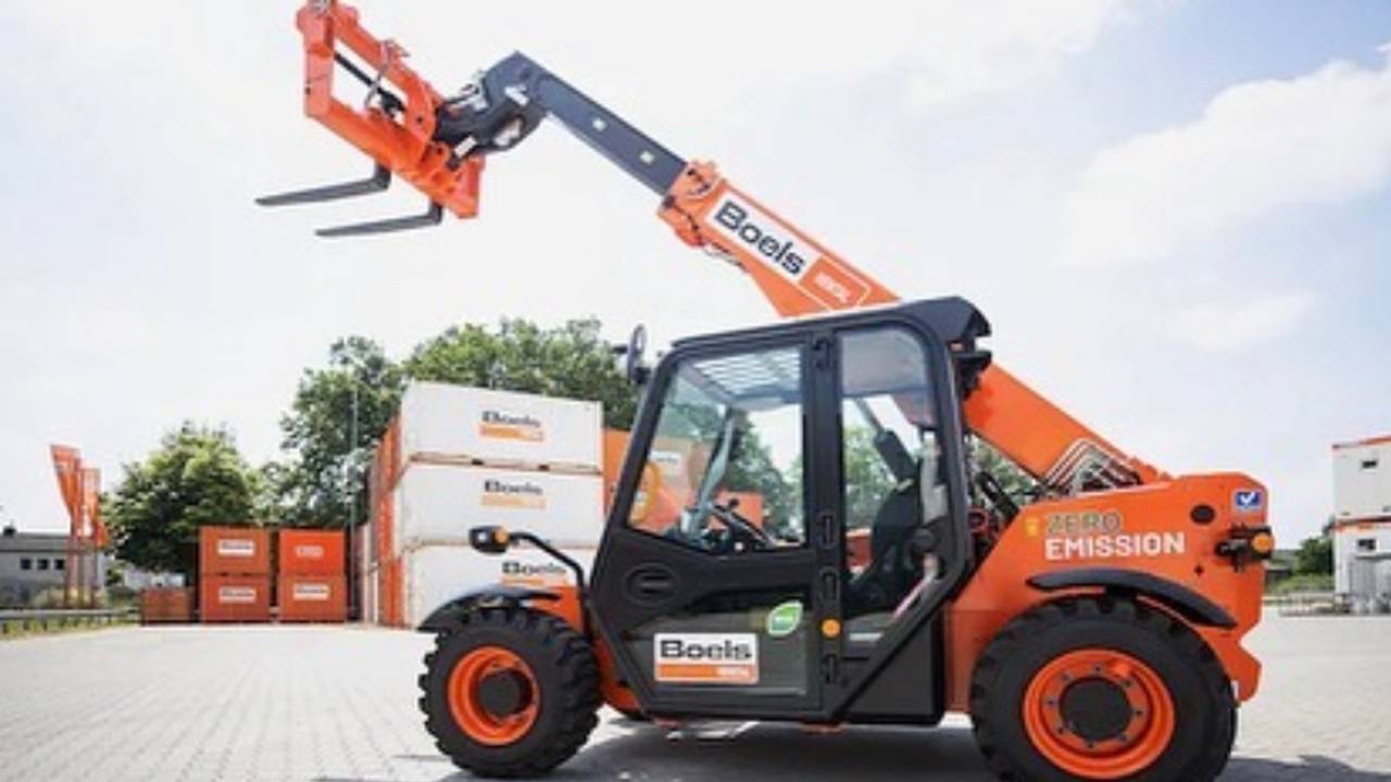 De verreiker waarmee maandag een bedrijfsongeval gebeurde in Rosmalen (foto: wijkagent De Groote Wielen).