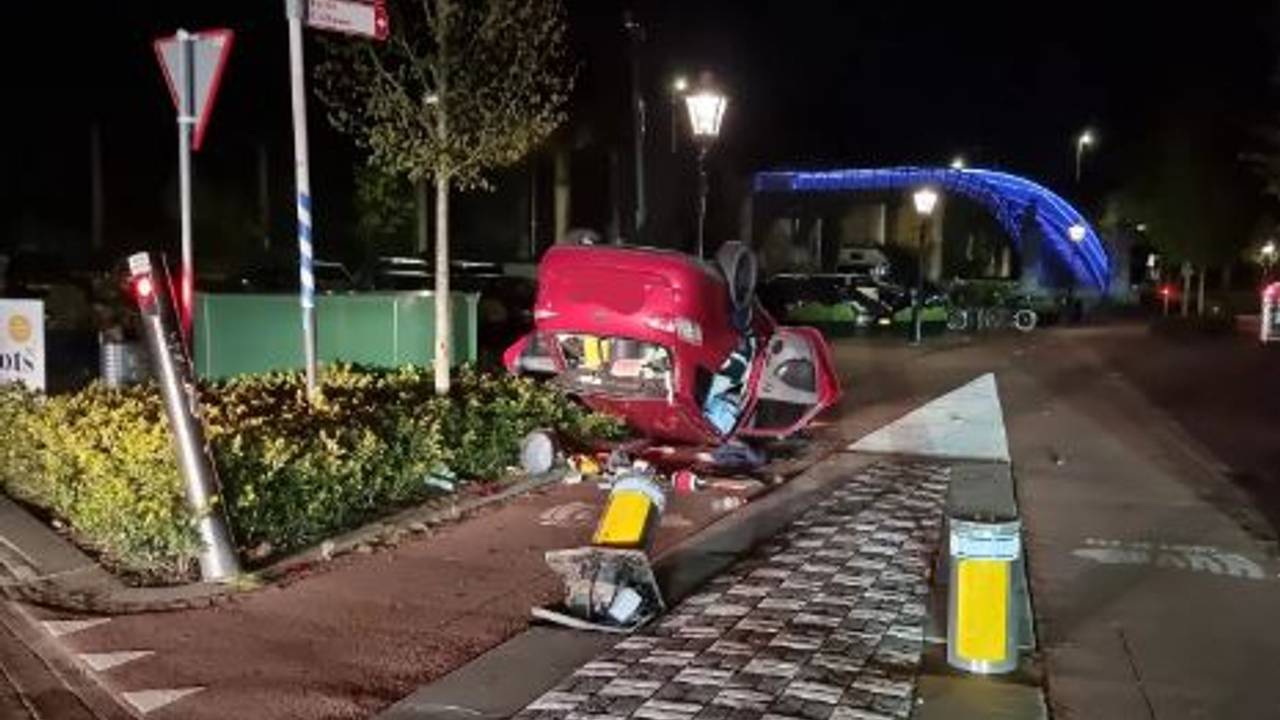De auto sloeg over de kop in Vught (foto: Instagram digitaal wijkagent Meierij).