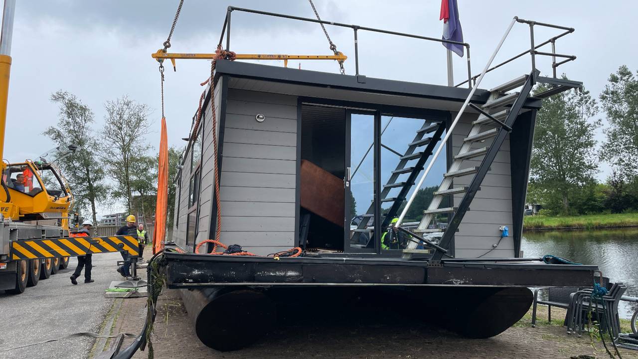 De woonboot werd 's middags op de kant gehesen (foto: Omroep Brabant).
