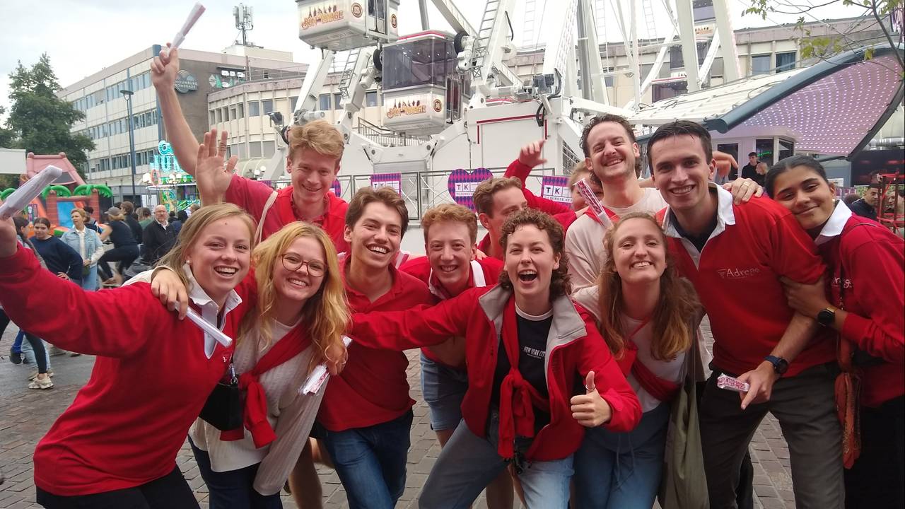 De studenten laten zich niet tegenhouden door de regen (foto: Marielle Bijlmakers).