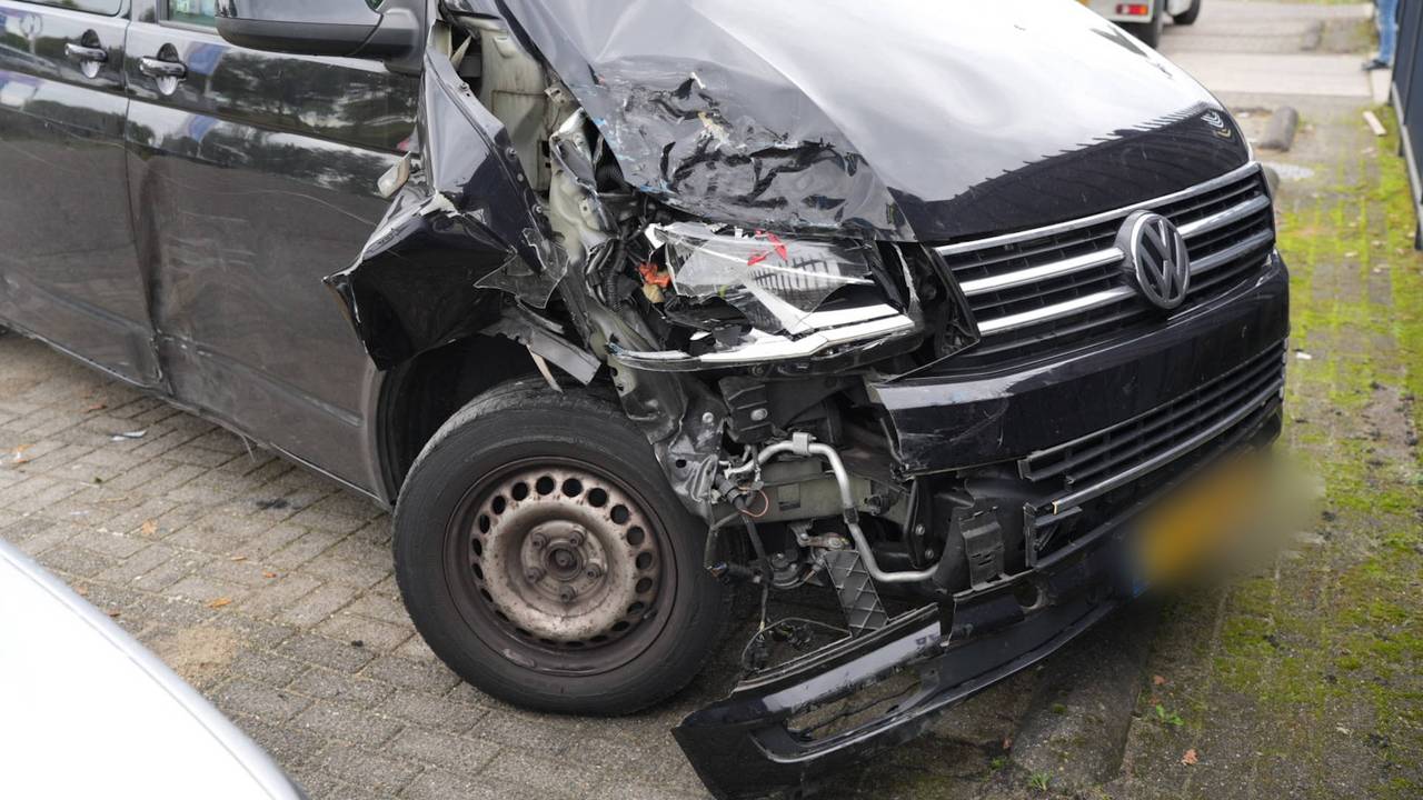 Busje dat doorreed na botsing beschadigd teruggevonden.