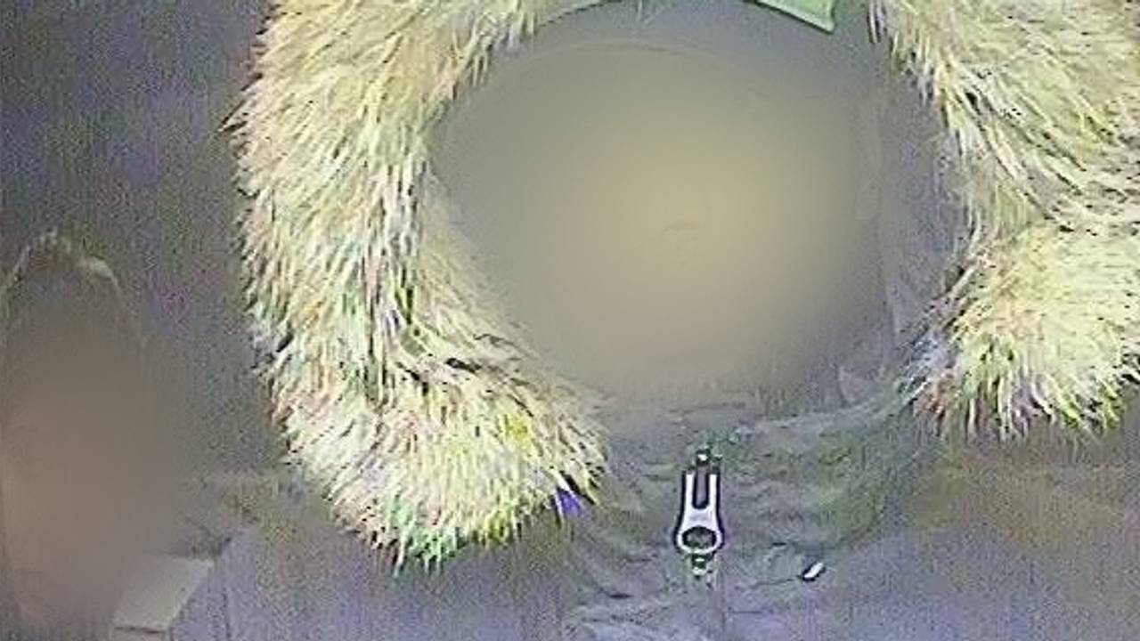 Een bewakingscamera van een pinautomaat bracht de 'bloedprikker' duidelijk in beeld.