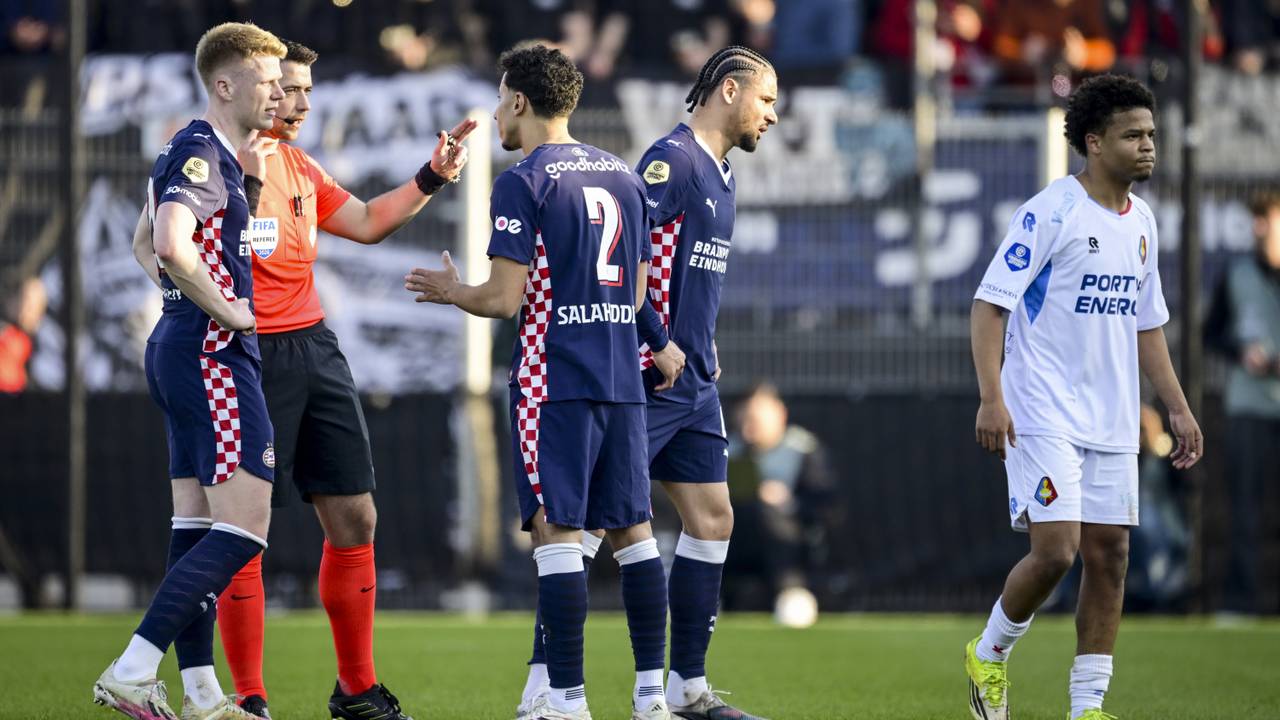 Anass Salah-Eddine kon kort voor rust inrukken nadat hij een rode kaart kreeg (foto: ANP)