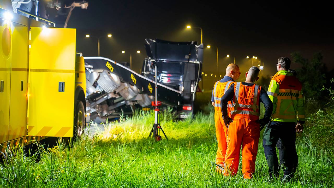 De trailer trok bij het ongeluk op de N279 krom en kwam in de berm terecht (foto: Gabor Heeres/SQ Vision). 