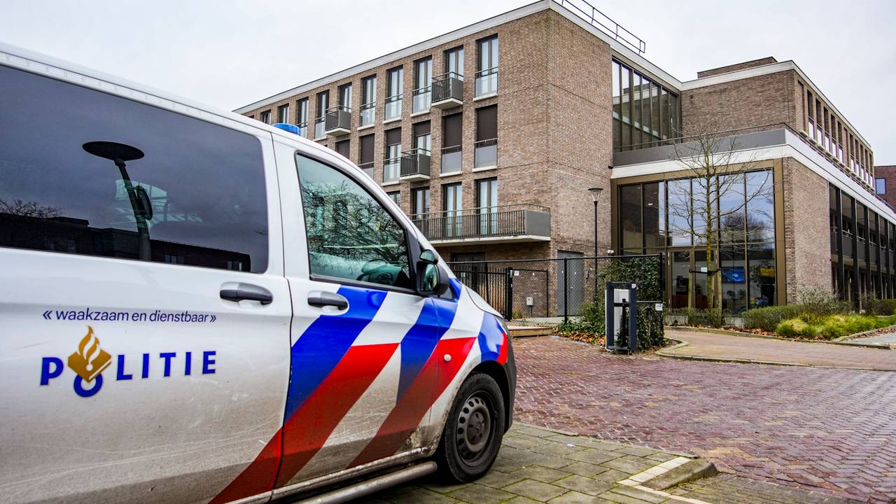 De politie doet onderzoek in het complex aan de Boutenslaan in Eindhoven (foto: SQ Vision).