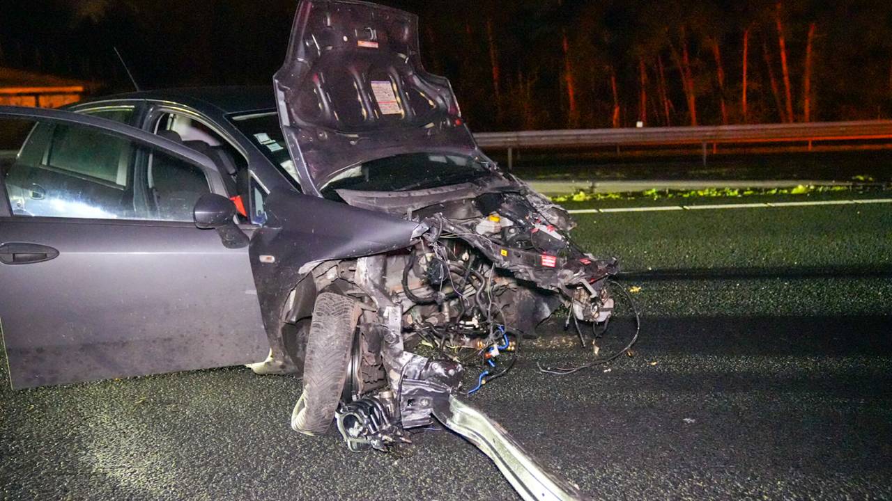 De auto boste op de A67 bij Mierlo tegen de vangrail in de middenberm en daarna tegen de vangrail aan de zijkant van de weg (foto: Harrie Grijseels/SQ Vision).