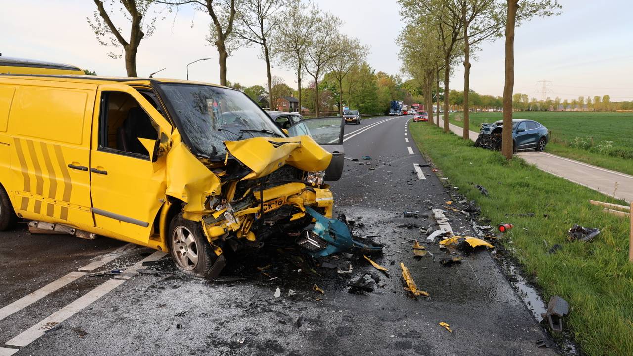 Bij de botsing raakten meerdere betrokkenen gewond (foto: SK-Media).