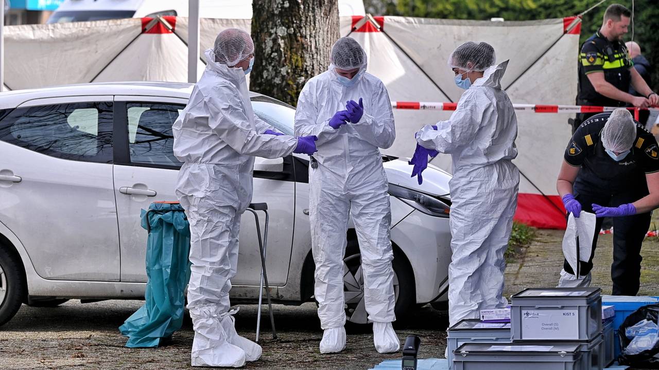 Het onderzoek in Tilburg neemt geruime tijd in beslag (foto: Toby de Kort/Persbureau Heitink).