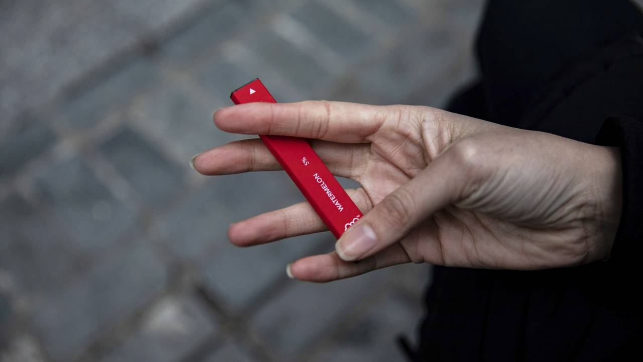 I bambini del settimo gruppo vanno a scuola con le sigarette elettroniche e la scuola primaria interferisce