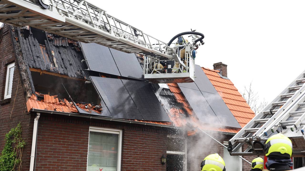 Het dak van het huis in Uden is zwaar beschadigd (foto: Kevin Kanters/SQ Vision).