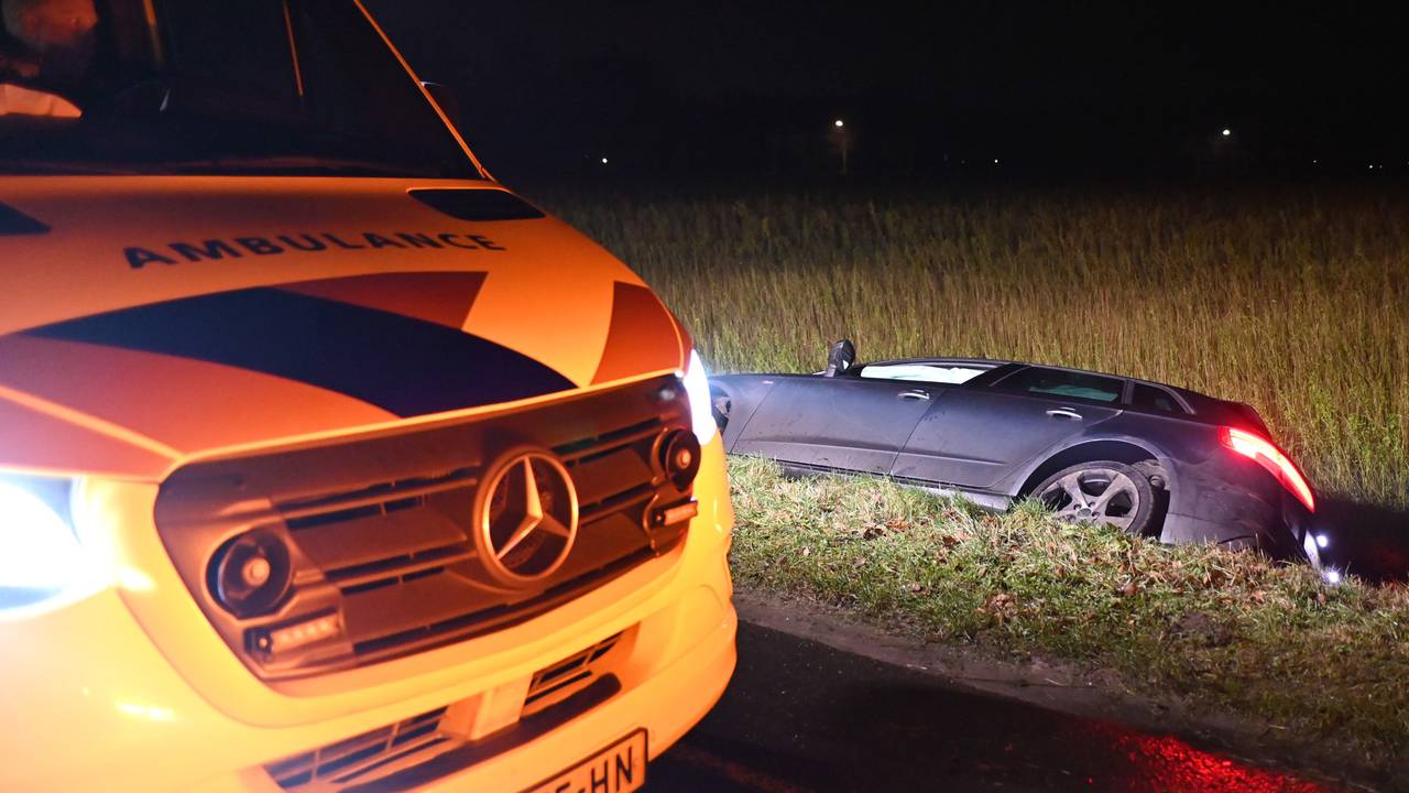 De automobilist werd gekeken door ambulancepersoneel (foto: Perry Roovers/SQ Vision).