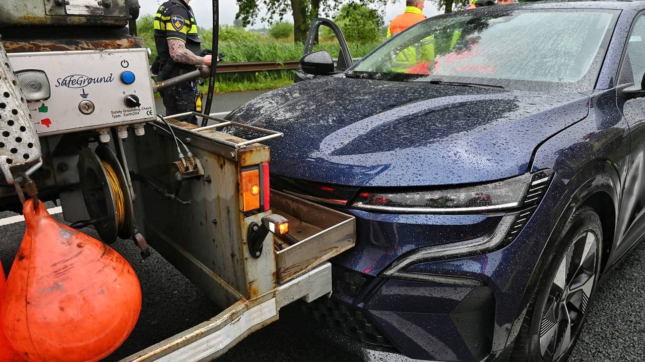 Met zijn vrachtwagen bracht Pascal Bourgigons de auto tot stilstand (Foto: Toby de Kort/Persbureau Heitink).