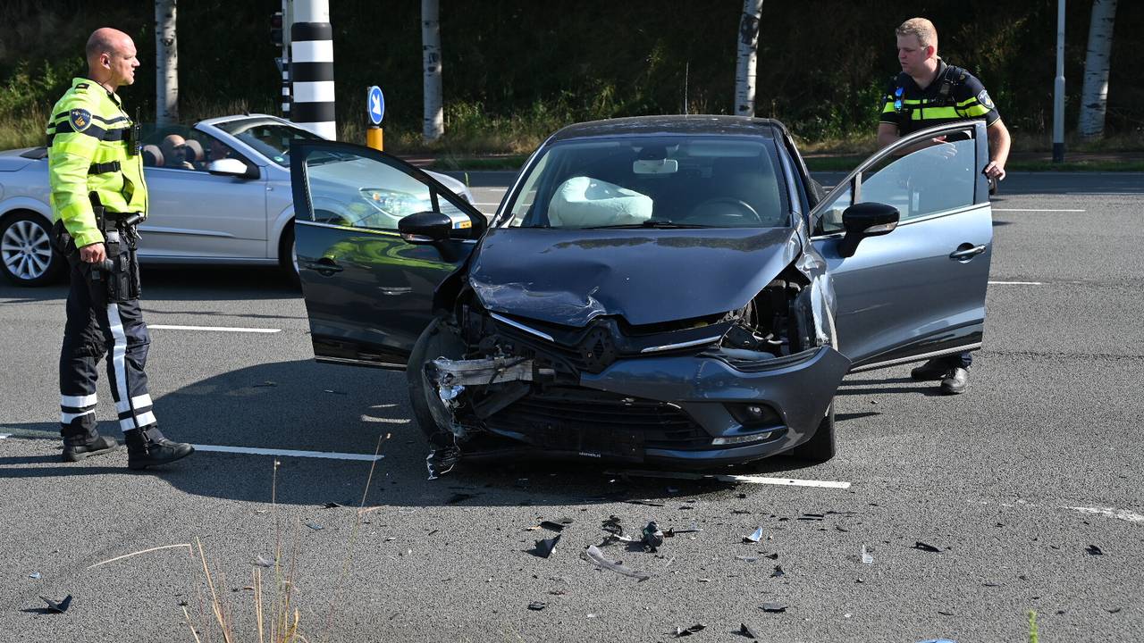 De auto raakte bij het ongeluk op de Backer en Ruebweg in Breda zwaar beschadigd (foto: Perry Roovers/SQ Vision).