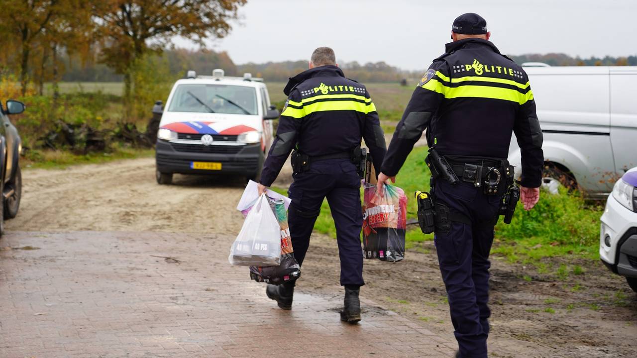 De politie nam bij de controles rond Baarle-Nassau het nodige vuurwerk in beslag (foto: Jeroen Stuve/SQ Vision).